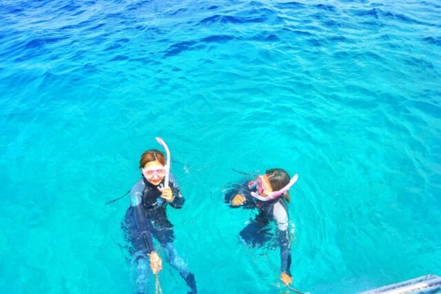 西表島の海を楽しむ2人