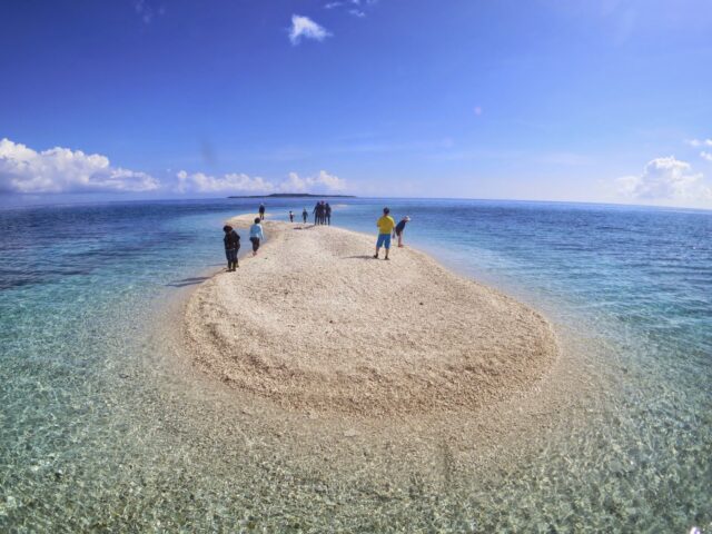 組合旅行での天気のいいときのバラス島上陸