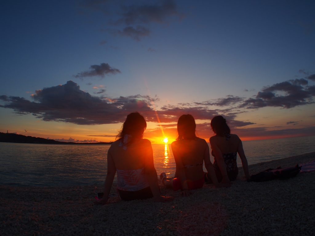バラス島で夕日を見る女子達