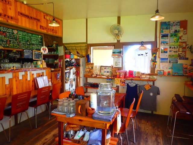 西表島の上原港近くのカフェ「西表の少年」の店内