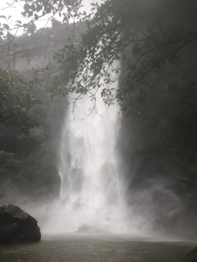 大雨の中のピナイサーラの滝