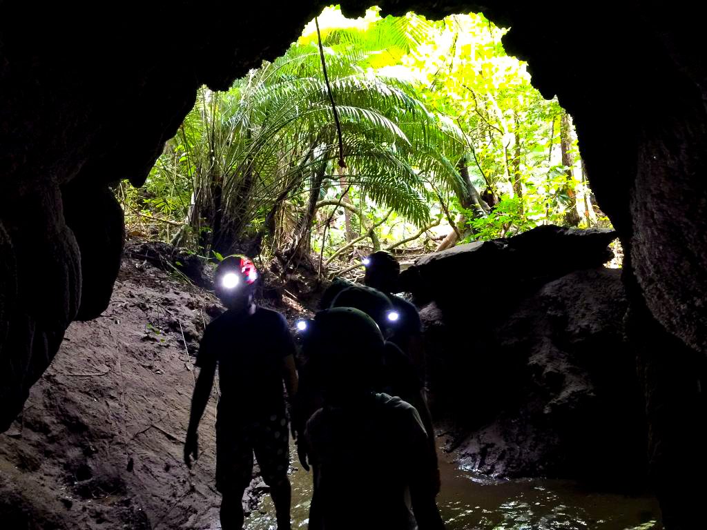 社員旅行で洞窟を探検する