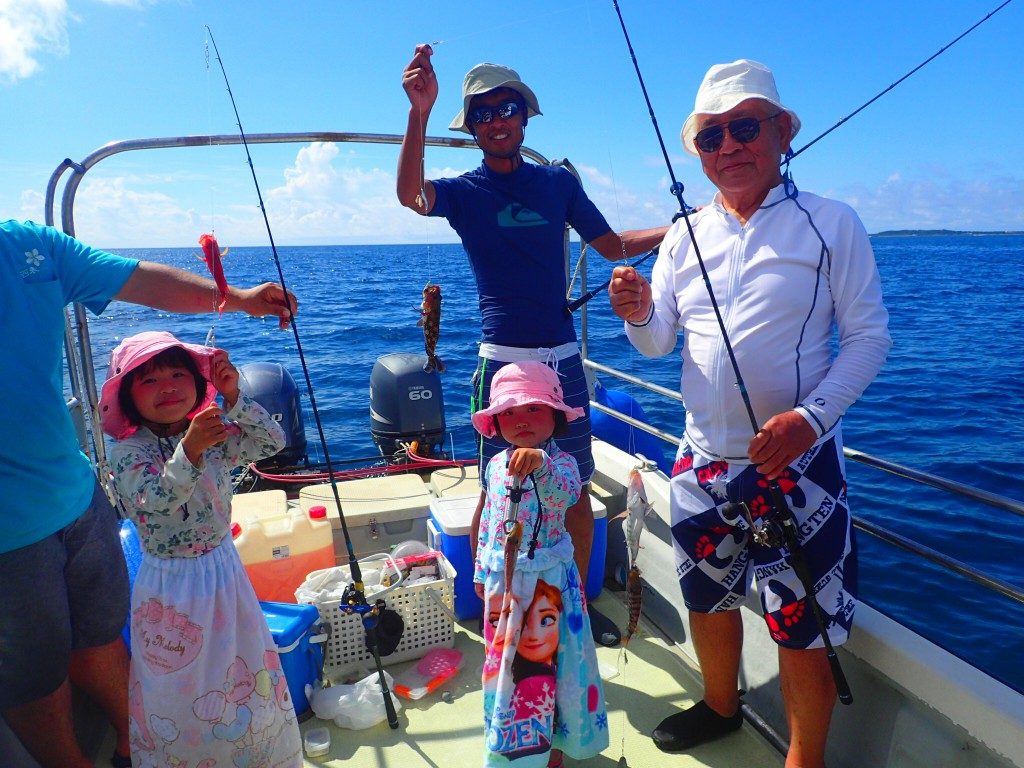 西表島で釣りを楽しむ親子