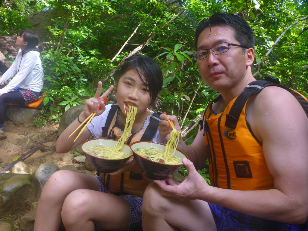 ピナイサーラで食べる特製八重山そば