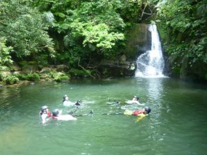 アダナデの滝で遊ぶ4人