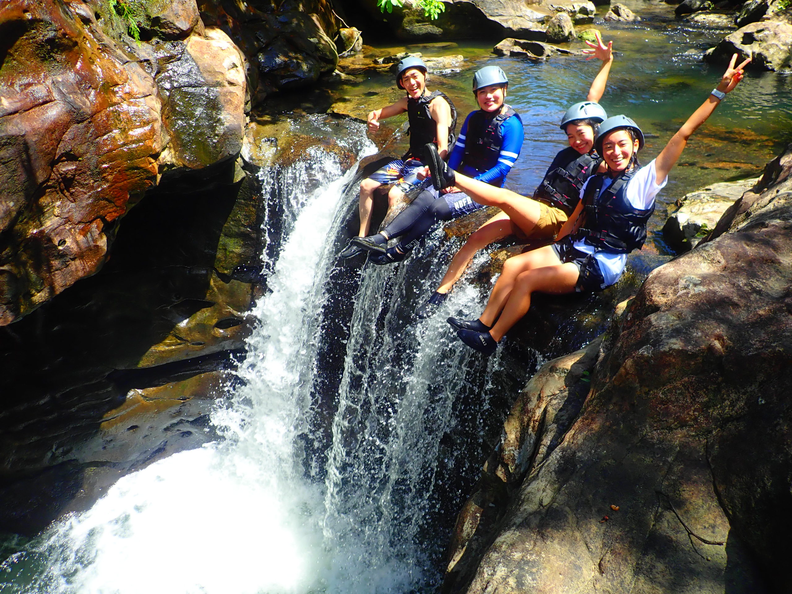大自然アスレチック体験 オオミジャの滝シャワークライミング 滝遊び 西表島ツアーズ