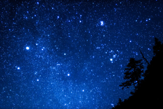 満天の星空が見える西表島の7月の夜空