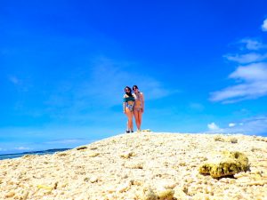 奇跡の島 バラス島で撮影を楽しむ女性2人