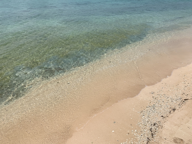 屋良浜の白い砂浜と海