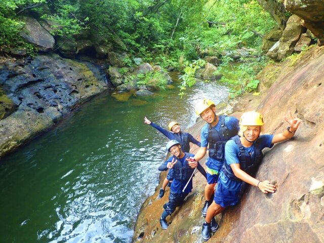 【ツアーズ特別価格】天然のアスレチックで遊ぼう！世界遺産西表島でキャニオニング体験 – 半日コース-（石垣島-西表島往復フェリーチケット付き）（No.564）