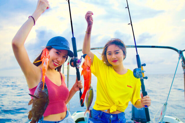 西表島で魚を釣り上げる女性2人