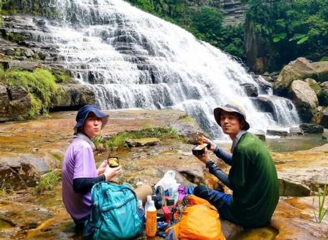 マヤグスクの滝 少人数 休憩