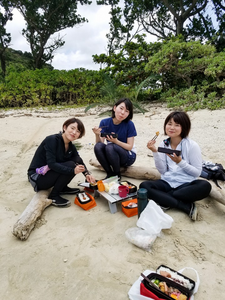 秘境ビーチでランチタイム
