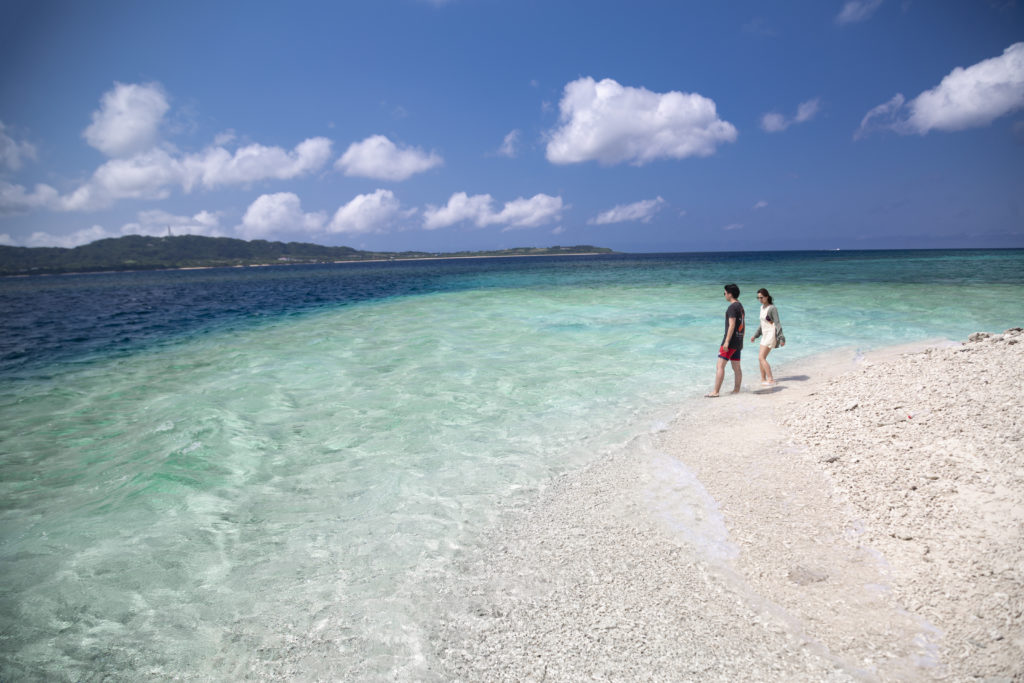 バラス島に上陸したカップル