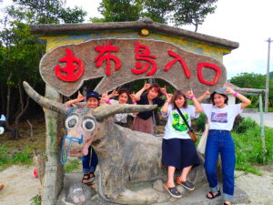 由布島で観光を楽しむ女性たち