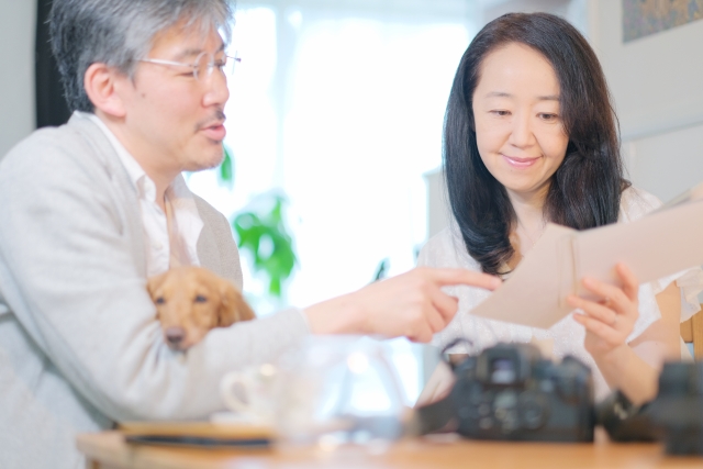 写真を見る人 思い出 シニア