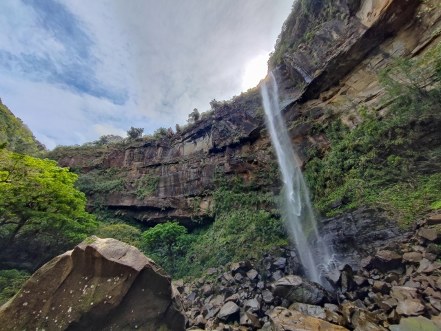 沖縄県下最大の落差55mを誇る「ピナイサーラの滝」半日コースを体験してみよう！