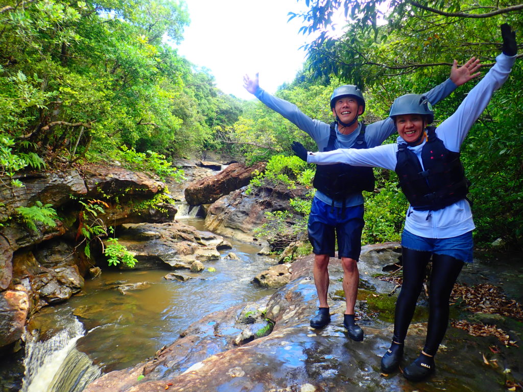 西表島鍾乳洞、カップルで、滝壺で記念撮影