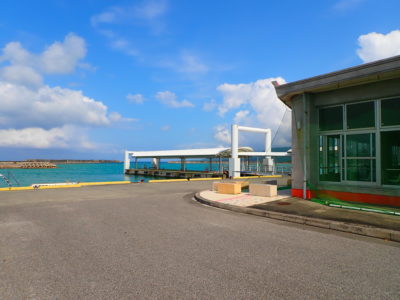 フェリーと船発着場