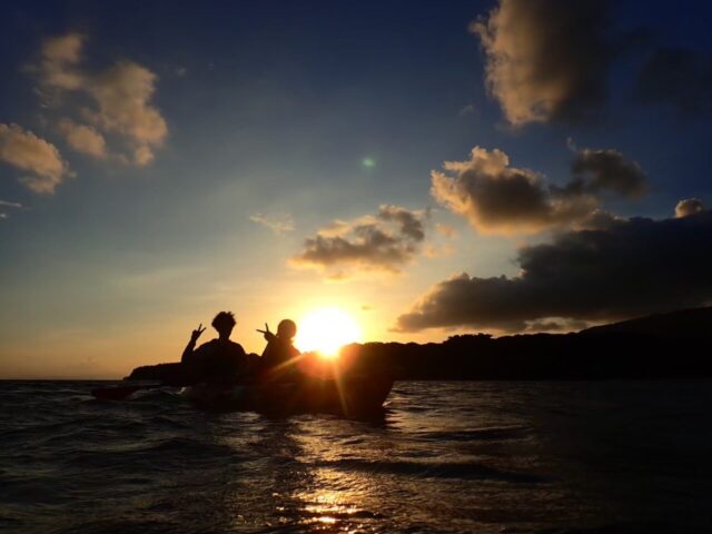 夕焼けの中で楽しむ西表島のサンセットカヌー