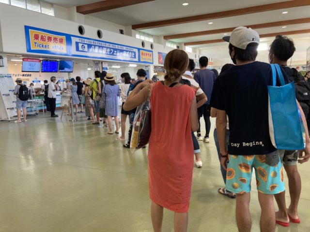 チケット売り場の行列