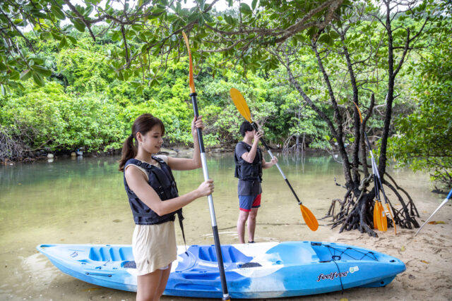 カヤックを教えてもらうカップル