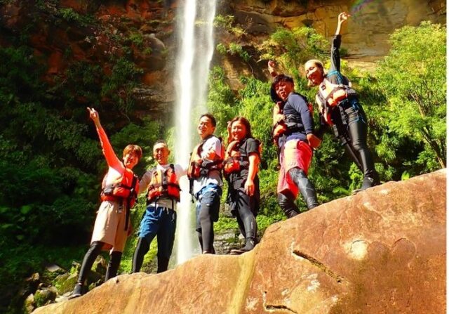 西表島の滝で記念撮影するツアー参加者