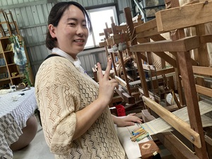 【西表島/約90分】6歳からOK・天然染めの糸で機織り体験☆しおりやコースターなど、旅色の一枚を自分の手で織り上げよう！《親子・雨の日OK》（No.60）