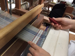 【西表島/約90分】6歳からOK・天然染めの糸で機織り体験☆しおりやコースターなど、旅色の一枚を自分の手で織り上げよう！《親子・雨の日OK》（No.60）