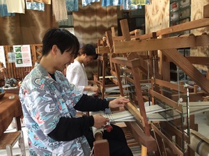 【西表島/約90分】6歳からOK・天然染めの糸で機織り体験☆しおりやコースターなど、旅色の一枚を自分の手で織り上げよう！《親子・雨の日OK》（No.60）