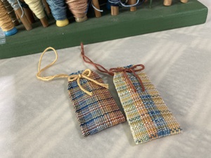 【西表島/約90分】6歳からOK・天然染めの糸で機織り体験☆しおりやコースターなど、旅色の一枚を自分の手で織り上げよう！《親子・雨の日OK》（No.60）