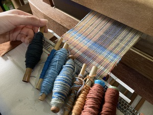 【西表島/約90分】6歳からOK・天然染めの糸で機織り体験☆しおりやコースターなど、旅色の一枚を自分の手で織り上げよう！《親子・雨の日OK》（No.60）
