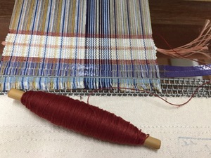 【西表島/約90分】6歳からOK・天然染めの糸で機織り体験☆しおりやコースターなど、旅色の一枚を自分の手で織り上げよう！《親子・雨の日OK》（No.60）