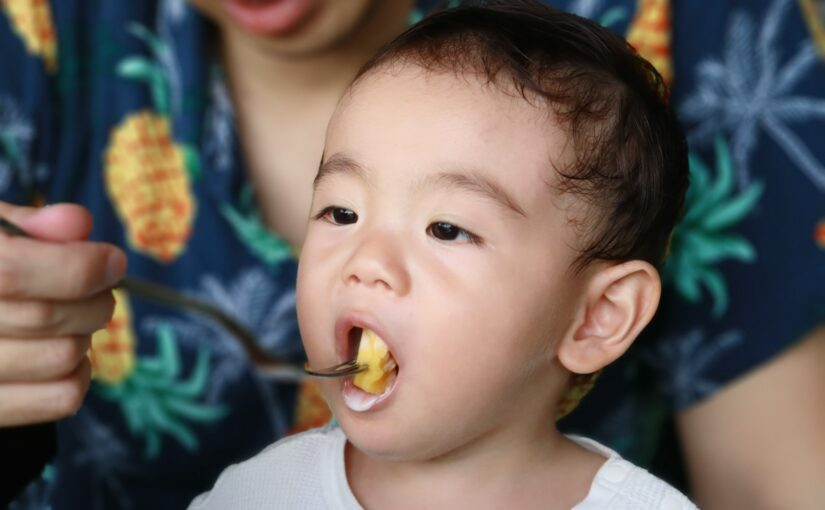 南国でフルーツを味わう子供