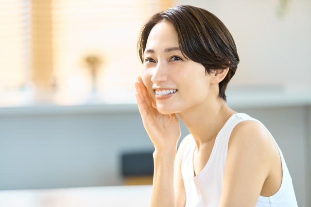 西表島黒糖で美容効果を感じる女性