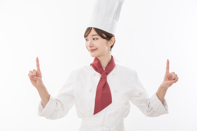 西表島黒糖を選ぶ女性シェフの姿