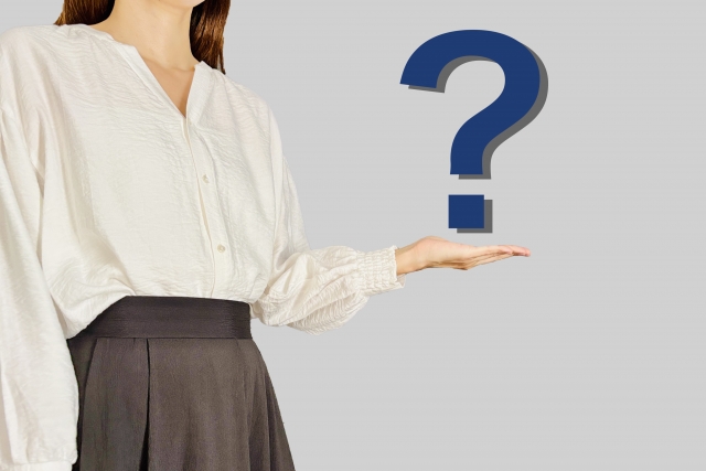 西表島の黒糖の秘密について考える女性