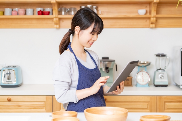 西表島黒糖を使ったレシピを見る女性