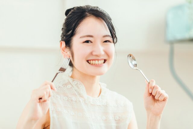 ランチ　食事　女性
