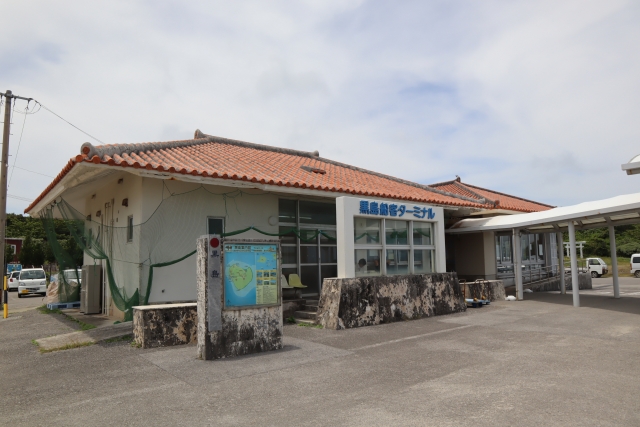 フェリーの到着地である赤瓦屋根の黒島旅客ターミナル