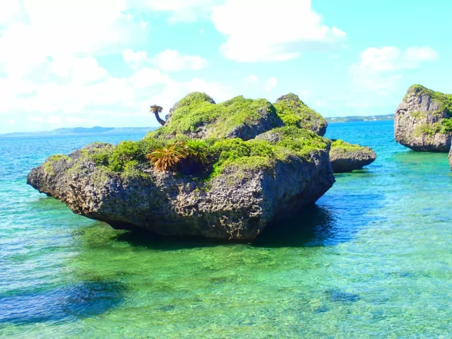 黒島周辺の透明度の高い海と特徴的な琉球石灰岩