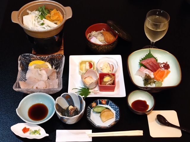 温泉旅館の夕食 会席料理